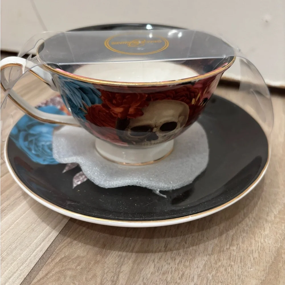 NWT Skull and Roses tea cup and saucer set